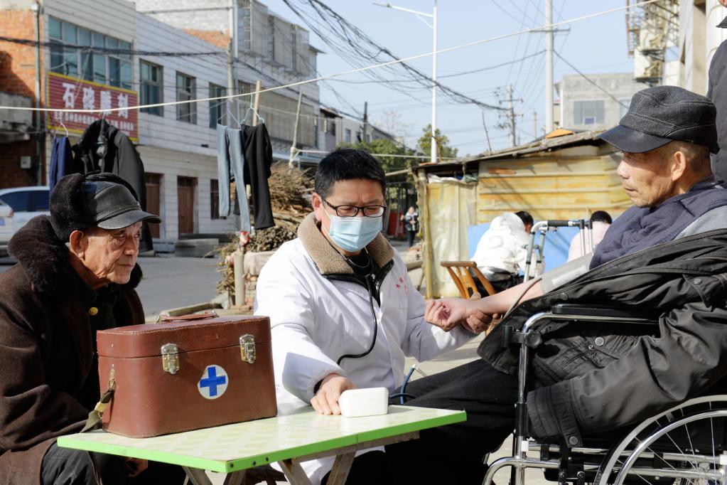新华全媒+|村医巡诊、下沉诊疗、备好药品……多地农村防疫一线见闻